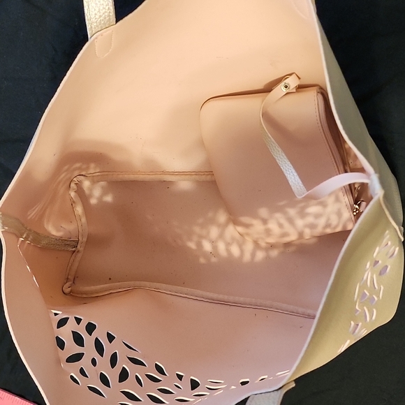 Generic Tote - Picture 4 of 5